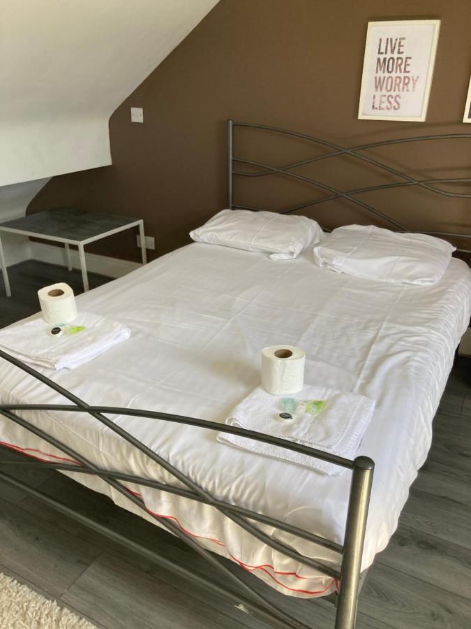 Host - In A Spacious Coliving And Coworking With Garden, And Parking Close To Centre *